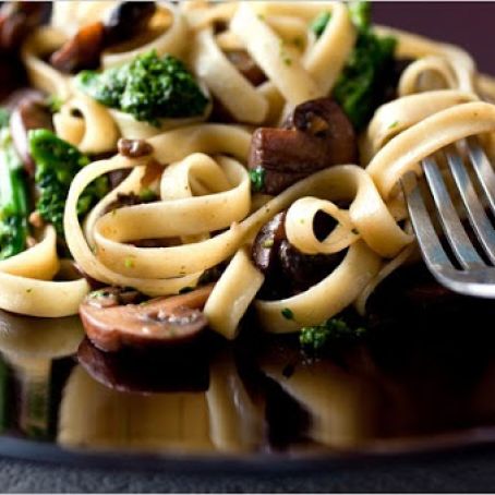 FETTUCCINE w/BRAISED MUSHROOMS & BROCCOLI